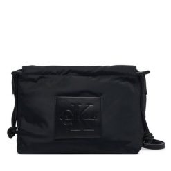 Torebka Calvin Klein. Czarne listonoszki damskie Calvin Klein, bez wzorów, bez dodatków. Za 329.99 zł.
