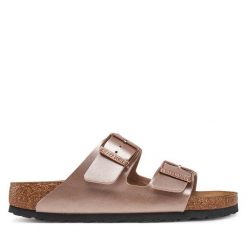 Klapki Birkenstock. Czerwone klapki damskie Birkenstock, bez wzorów, bez obcasa, bez zapięcia. Za 399.99 zł.