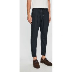 Armani Exchange - Spodnie. Niebieskie spodnie materiałowe męskie Armani Exchange, bez wzorów, z bawełny. W wyprzedaży za 379.90 zł.
