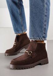 Brązowe Botki w Stylu Mokasynów z Elegancką Aplikacją Elinney. Brązowe botki damskie Born2be, z aplikacjami, z jeansu, eleganckie, bez obcasa, na płaskiej podeszwie, bez zapięcia. Za 129.99 zł.