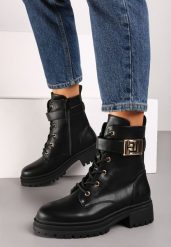 Czarne Płaskie Botki w Stylu Workerów z Paskiem i Metaliczną Klamrą Saivone. Czarne botki damskie Born2be, bez wzorów, z jeansu, eleganckie, bez obcasa, na płaskiej podeszwie, bez zapięcia. Za 149.99 zł.