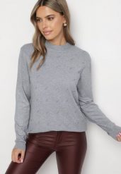 Jasnoszary Sweter o Klasycznym Fasonie z Ozdobnymi Cyrkoniami Irithra. Szare swetry nierozpinane damskie Born2be, bez wzorów, eleganckie, bez kołnierzyka, bez ramiączek. Za 64.99 zł.