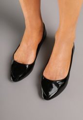 Czarne Balerinki Lakierowane z Aplikacją w Kształcie Serca Loredis. Czarne balerinki damskie Born2be, z aplikacjami, z jeansu, eleganckie, bez obcasa, bez zapięcia. Za 19.99 zł.
