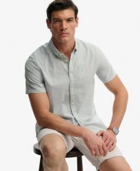 Superdry Klasyczna koszula Seersucker krótki rękaw – 100% bawełna organiczna. Białe koszule damskie Superdry, na lato, xl, bez wzorów, z bawełny, klasyczne, bez kołnierzyka, bez ramiączek. Za 280.40 zł.