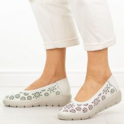 Białe skórzane baleriny damskie Filippo Dp7695/26. Białe balerinki damskie Filippo, na lato, bez wzorów, z jeansu, casualowe, bez obcasa, bez zapięcia. W wyprzedaży za 192.72 zł.