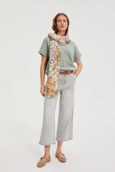 Wzorzysty szal beżowy. Brązowe szaliki damskie MOODO, bez wzorów, z poliesteru. Za 49.99 zł.