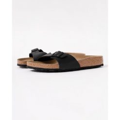 Klapki damskie Birkenstock Madrid BS. Czarne klapki damskie Birkenstock, bez wzorów, z materiału, klasyczne, bez obcasa, bez zapięcia. Za 380.66 zł.