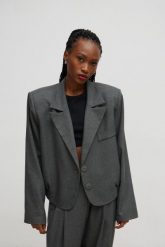 Krótka marynarka w kolorze GRAPHITE- AVEN-M/L. Szare marynarki i żakiety damskie Marsala, bez wzorów, z elastanu, eleganckie, bez kołnierzyka, bez ramiączek. W wyprzedaży za 223.96 zł.