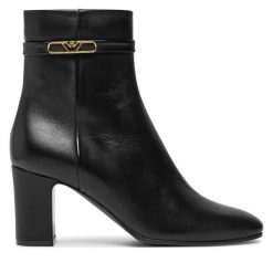 Botki Emporio Armani. Czarne botki damskie Emporio Armani, bez wzorów, bez obcasa, na słupku, bez zapięcia. Za 2,249.00 zł.