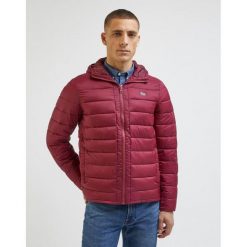 LEE MĘSKA KURTKA ZIMOWA LIGHT PUFFER JKT RED 112341645 L87H015548. Czerwone kurtki męskie Lee, na zimę, l, bez wzorów, bez kaptura. Za 349.99 zł.