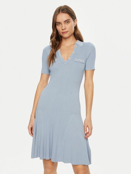 Guess Sukienka dzianinowa W5RK18 Z2U00 Niebieski Regular Fit. Niebieskie sukienki damskie Guess, m, z aplikacjami, z dzianiny, bez kołnierzyka, bez ramiączek. Za 309.99 zł.