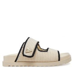 Klapki Guess. Brązowe klapki damskie Guess, z aplikacjami, bez obcasa, bez zapięcia. Za 599.99 zł.