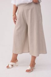 Spódnico-spodnie Lena - Swoboda i styl w lnianej odsłonie PLUS SIZE OVERSIZE XXL. Spodnie materiałowe damskie Moda Size Plus Iwanek, bez wzorów, ze lnu, eleganckie, plus size, krótkie. W wyprzedaży za 139.90 zł.