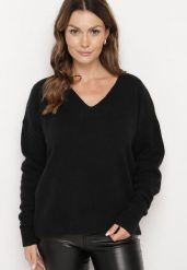 Czarny Sweter o Klasycznym Kroju z Dekoltem V Vitiala. Czarne swetry nierozpinane damskie Born2be, m, bez wzorów, z jeansu, eleganckie, bez kołnierzyka, bez ramiączek. Za 119.99 zł.