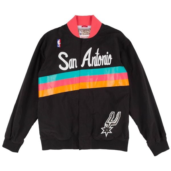 Kurtka z dresu San Antonio Spurs NBA Warm Up 94-95. Czarne kurtki męskie Mitchell & Ness, bez wzorów, z dresówki, sportowe, bez kaptura. Za 857.00 zł.