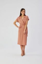 Elegancka sukienka ołówkowa z kołnierzem różana. Czerwone sukienki damskie Stylove, do pracy, xxl, bez wzorów, z elastanu, biznesowe, bez kołnierzyka, bez ramiączek, midi, dopasowane. Za 349.00 zł.