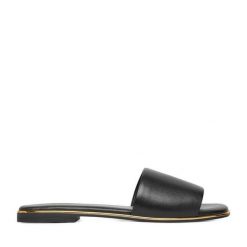 Klapki Lasocki. Czarne klapki damskie Lasocki, bez wzorów, bez obcasa, bez zapięcia. Za 129.99 zł.