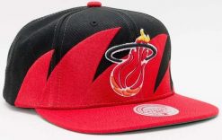Mitchell & Ness NBA HWC Miami Heat czarno-czerwona czapka. Czarne czapki damskie Mitchell & Ness, bez wzorów, z bawełny. Za 171.99 zł.