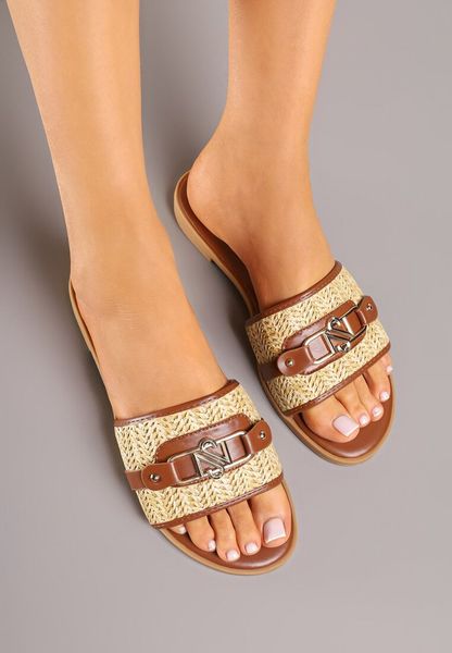 Brązowe Plecione Klapki Zdobione Paskiem z Metaliczną Aplikacją Galaselia. Brązowe klapki damskie Renee, z aplikacjami, eleganckie, bez obcasa, na płaskiej podeszwie, bez zapięcia. Za 89.99 zł.