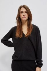 Sweter z dekoltem w serek czarny. Czarne swetry nierozpinane damskie MOODO, m, bez wzorów, bez kołnierzyka, bez ramiączek. W wyprzedaży za 59.99 zł.