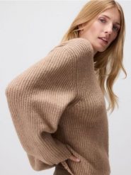 Sweter oversize - brązowy. Brązowe swetry nierozpinane damskie Reserved, l, bez wzorów, z dzianiny, bez kołnierzyka, bez ramiączek. Za 129.99 zł.