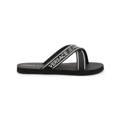 Versace Jeans Klapki YTBSQ5. Klapki męskie Versace Jeans, bez wzorów, z jeansu, bez zapięcia. Za 126.00 zł.