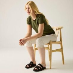 Damskie spodnie Bayletta Capri. Białe szorty damskie Regatta, bez wzorów, z bawełny, sportowe. Za 139.99 zł.