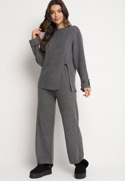 Ciemnoszary Komplet z Bawełną i Wełną Sweter z Guzikami i Rozcięciem Szerokie Spodnie Sialita. Szare swetry nierozpinane damskie Born2be, bez wzorów, z bawełny, biznesowe, bez kołnierzyka, bez ramiączek. Za 134.99 zł.