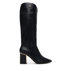 Kozaki DKNY. Czarne kozaki damskie DKNY, bez wzorów, bez obcasa, na słupku, bez zapięcia. Za 879.99 zł.