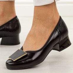 Czarne skórzane Polskie czółenka damskie na obcasie Góral 1932. Czarne czółenka damskie Góral, na jesień, z aplikacjami, ze skóry, biznesowe, z okrągłym noskiem, bez obcasa, na obcasie, bez zapięcia. W wyprzedaży za 368.72 zł.