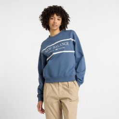 Bluza damska New Balance WT51923VTI – niebieska. Niebieskie bluzy damskie New Balance, l, z aplikacjami, z bawełny, klasyczne, bez ramiączek, bez kaptura. Za 249.99 zł.