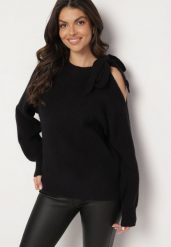 Czarny Sweter Ozdobiony Kokardą i Wycięciem Noredi. Czarne swetry nierozpinane damskie Born2be, na zimę, bez wzorów, z jeansu, eleganckie, bez kołnierzyka, bez ramiączek. Za 119.99 zł.
