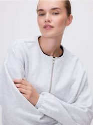 Bluza ze ściągaczem - jasnoszary. Szare bluzy damskie Reserved, l, bez wzorów, z bawełny, bez ramiączek, bez kaptura. W wyprzedaży za 79.99 zł.