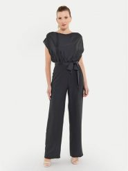 Swing Kombinezon 3AD00400 Czarny Relaxed Fit. Czarne sukienki damskie Swing, bez wzorów, z syntetyku, bez kołnierzyka, bez ramiączek. Za 799.99 zł.