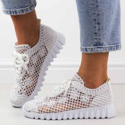 Białe przewiewne półbuty damskie T.Sokolski 1982. Białe półbuty damskie Sokolski, na lato, w ażurowe wzory, z tkaniny, klasyczne, z okrągłym noskiem, bez obcasa, bez zapięcia. Za 189.00 zł.