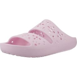 Sandały CROCS CLASSIC FLORAL CUT OUT SAND Rose. Czerwone sandały damskie Crocs, bez wzorów, z gumy, bez obcasa, bez zapięcia. Za 159.99 zł.