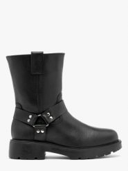 Botki typu biker z metalowymi ozdobami NATALIE. Czarne botki damskie Ryłko, bez wzorów, ze skóry, z okrągłym noskiem, bez obcasa, bez zapięcia. Za 479.99 zł.