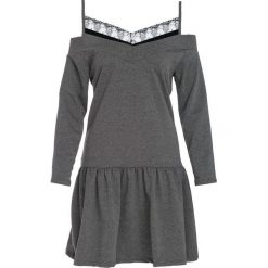 Szara Sukienka Relentlessly. Szare sukienki damskie Born2be, l, bez wzorów, z koronki, eleganckie, bez kołnierzyka, bez ramiączek, mini, trapezowe. Za 29.99 zł.