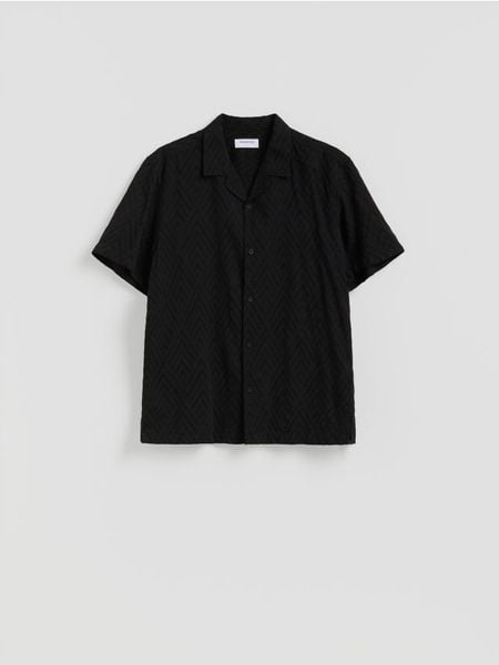 Wzorzysta koszula regular fit - czarny. Czarne koszule męskie Reserved, l, bez wzorów, z bawełny, bez kołnierzyka, bez ramiączek. W wyprzedaży za 65.99 zł.