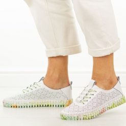 Zielone ażurowe skórzane półbuty damskie Cambell 40338. Białe półbuty damskie Cambell, na jesień, w ażurowe wzory, z jeansu, biznesowe, z okrągłym noskiem, bez obcasa, na płaskiej podeszwie, bez zapięcia. Za 219.00 zł.