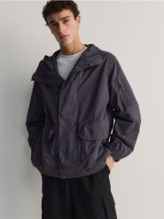 Kurtka z kapturem - granatowy. Niebieskie kurtki męskie Reserved, l, bez wzorów, z kapturem. W wyprzedaży za 79.99 zł.