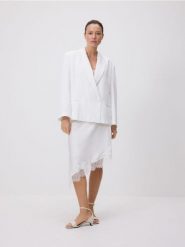 Marynarka z domieszką wełny - biały. Białe marynarki i żakiety damskie Reserved, bez wzorów, z lyocellu, bez kołnierzyka, bez ramiączek. Za 299.99 zł.