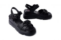 ARTIKER RELAKS 56C2187 czarny, sandały damskie. Czarne sandały damskie Artiker Relaks, z aplikacjami, bez obcasa, na koturnie, bez zapięcia. Za 167.93 zł.