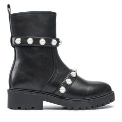 Botki DeeZee. Czarne botki damskie DeeZee, bez wzorów, bez obcasa, na płaskiej podeszwie, bez zapięcia. Za 159.99 zł.