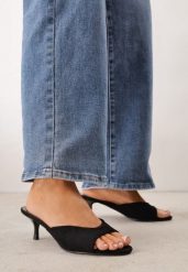 Czarne Minimalistyczne Klapki z Imitacji Zamszu na Kaczuszce Zellenis. Czarne klapki damskie Born2be, na lato, bez wzorów, z jeansu, eleganckie, bez obcasa, na obcasie, bez zapięcia. Za 89.99 zł.