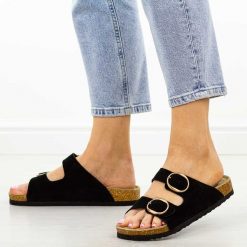 Czarne skórzane klapki damskie Filippo Dk7061/26. Czarne klapki damskie Filippo, na lato, bez wzorów, ze skóry, eleganckie, bez obcasa, na płaskiej podeszwie, bez zapięcia. Za 159.00 zł.