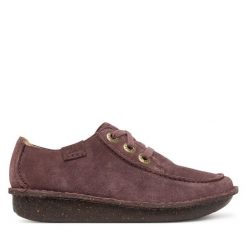 Półbuty Clarks. Fioletowe półbuty damskie Clarks, bez wzorów, bez obcasa, na płaskiej podeszwie, bez zapięcia. Za 439.99 zł.