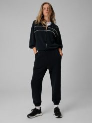 4F Spodnie dresowe joggery z modalem damskie - czarne L. Czarne spodnie dresowe damskie 4F, bez wzorów, z dresówki, biznesowe, długie. Za 189.99 zł.