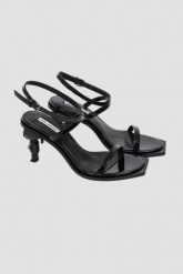 KARL LAGERFELD Czarne damskie sandały KARL NFT HEEL. Czarne sandały damskie KARL LAGERFELD, bez wzorów, bez obcasa, na obcasie, bez zapięcia. W wyprzedaży za 599.99 zł.