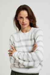 Sweter w szare paski biały. Białe swetry nierozpinane damskie MOODO, l, bez wzorów, z elastanu, bez kołnierzyka, bez ramiączek. W wyprzedaży za 55.99 zł.